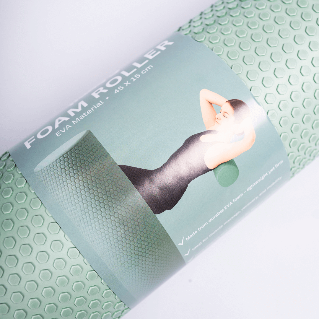 Foam Roller fra Smart Makro i grøn farve – 45x15 cm. Massagerulle til restitution og muskelafspænding. Blid foam roller til kvinder med ømme muskler, spændinger og stivhed i kroppen. Ideel til brug før eller efter træning, til daglig massage af ryg, hofter, nakke og ben. Lavet i EVA-skum – fast, men komfortabel. Hjælper på blodcirkulation, mobilitet og restitution. Bruges til egenomsorg, hormonel balance og stressreduktion. Let og hygiejnisk foamroller med struktureret overflade. Perfekt til hjemmetræning, 