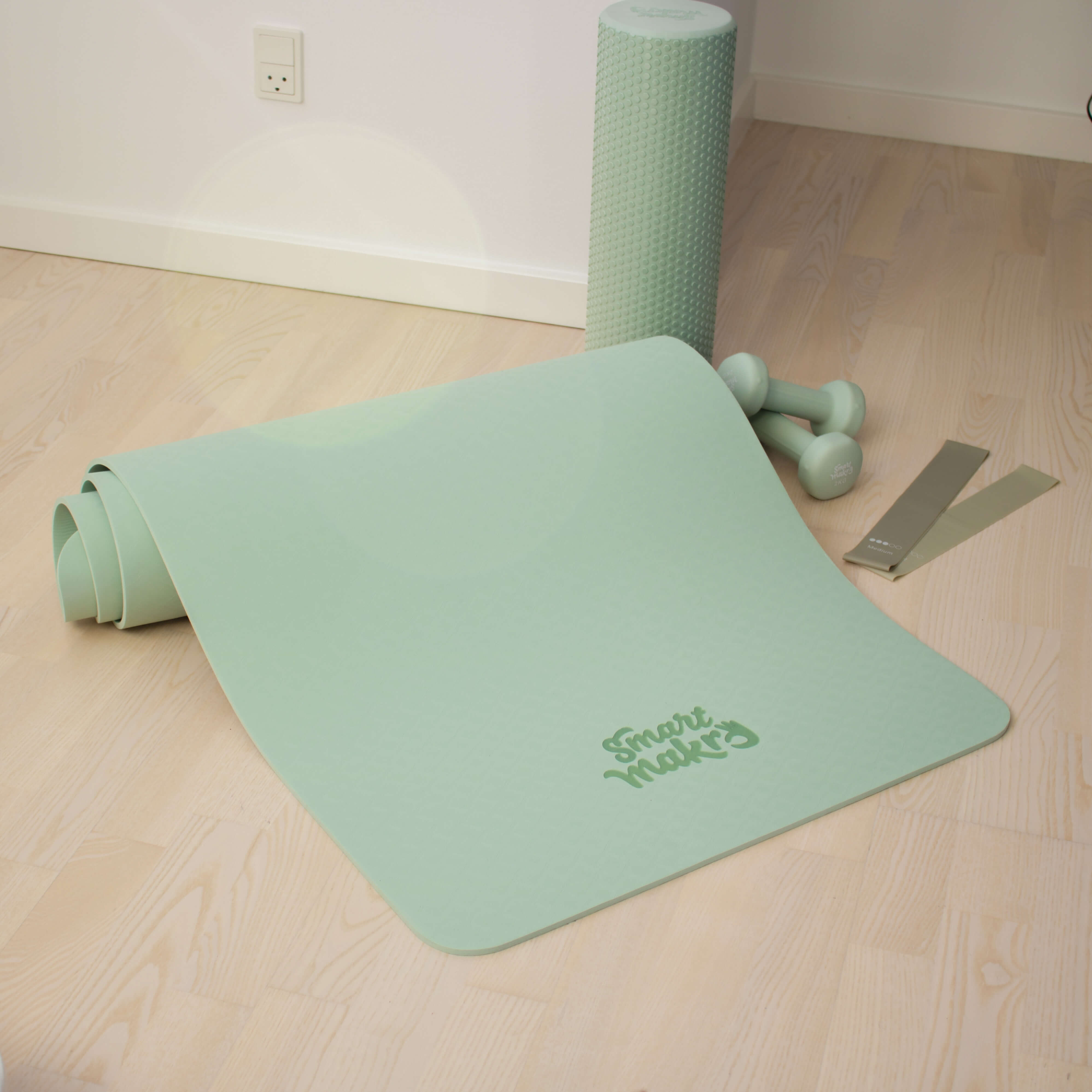Smart Makro yogamåtte. Yogamåtte til kvinder. Skridsikker træningsmåtte med god støtte. TPE yogamåtte uden PVC og latex. 183 cm lang yogamåtte med dæmpning. Komfortabel og eco-venlig træningsmåtte. Yogamåtte med god støtte til knæ, håndled og hofter. Yogamåtte til overgangsalder. Yogamåtte til rolige stræk og styrke. Yogamåtte med ledaflastning. Grønt yogaudstyr til hjemmetræning.