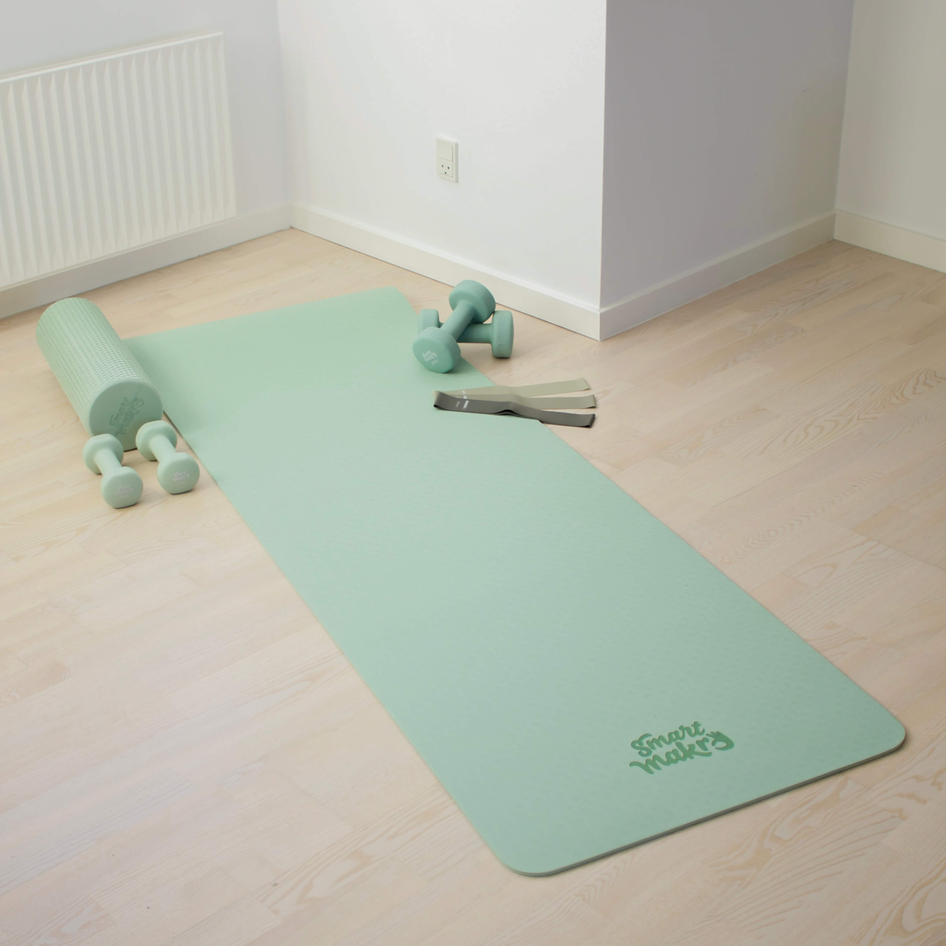 Smart Makro yogamåtte. Yogamåtte til kvinder. Skridsikker træningsmåtte med god støtte. TPE yogamåtte uden PVC og latex. 183 cm lang yogamåtte med dæmpning. Komfortabel og eco-venlig træningsmåtte. Yogamåtte med god støtte til knæ, håndled og hofter. Yogamåtte til overgangsalder. Yogamåtte til rolige stræk og styrke. Yogamåtte med ledaflastning. Grønt yogaudstyr til hjemmetræning.