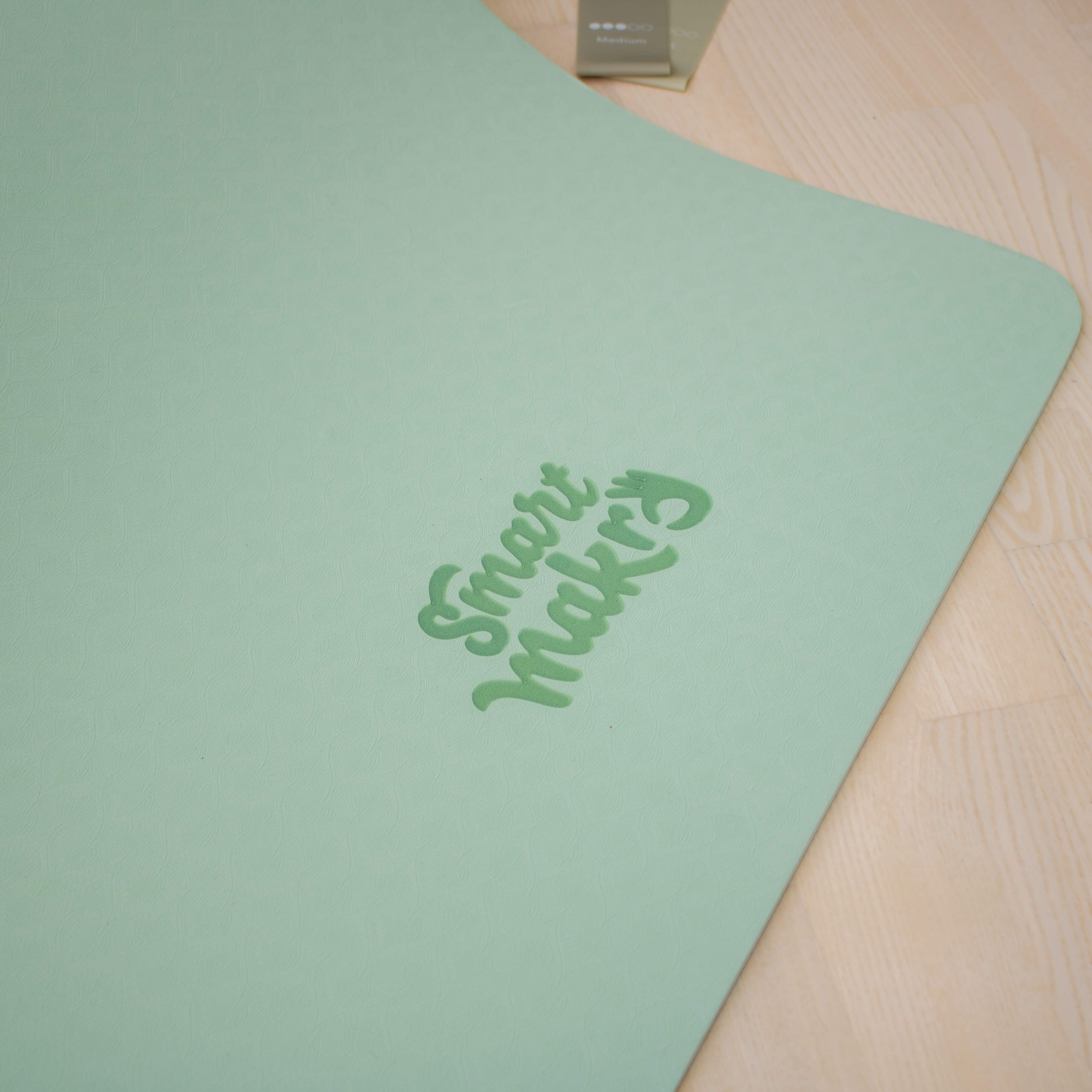 Smart Makro yogamåtte. Yogamåtte til kvinder. Skridsikker træningsmåtte med god støtte. TPE yogamåtte uden PVC og latex. 183 cm lang yogamåtte med dæmpning. Komfortabel og eco-venlig træningsmåtte. Yogamåtte med god støtte til knæ, håndled og hofter. Yogamåtte til overgangsalder. Yogamåtte til rolige stræk og styrke. Yogamåtte med ledaflastning. Grønt yogaudstyr til hjemmetræning.