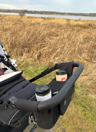 Barnevognstaske, taske til barnevogn, barnevognsorganizer, barnevognstaske med kopholder, barnevogn taske til kaffe, kopholder til barnevogn, praktisk barnevognstaske, barnevognsopbevaring, organizer til barnevogn, barnevogn taske med lynlås, barnevognstaske med plads til flaske, opbevaring til barnevogn