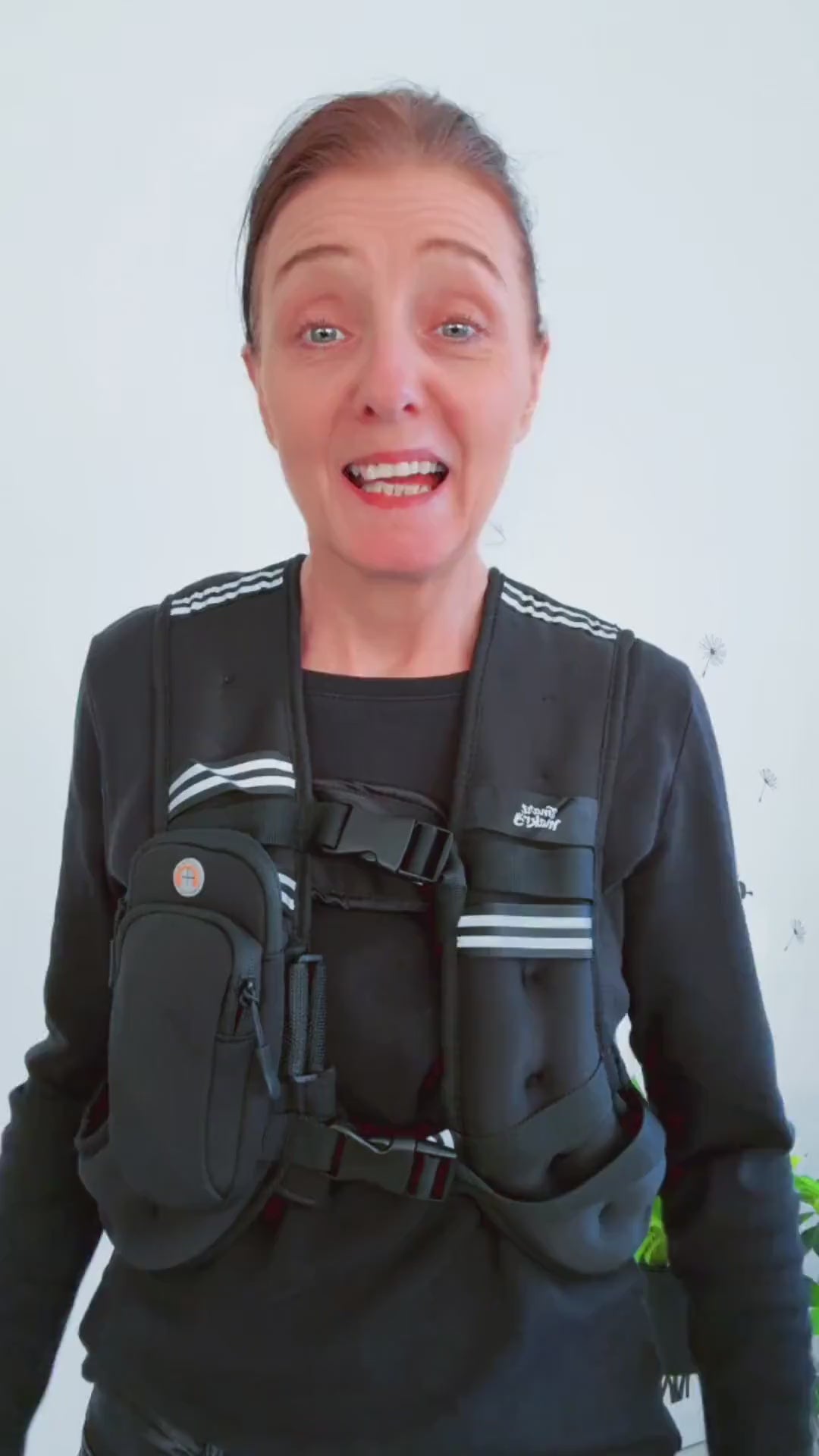 Indlæs video: Smart Makro vægtvest 5 kg – sort træningsvest med justerbare stropper og praktisk lomme. Ideel til gåture, hjemmetræning, HIIT, løb og styrketræning. Komfortabel vægtvest med bløde skulderpaneler og tætsiddende pasform. Øger kalorieforbrænding og intensitet i træningen. Lavet i slidstærkt materiale med refleksdetaljer for synlighed. Træningsudstyr til kvinder og mænd, der ønsker effektiv hjemmetræning uden maskiner. Med lynlåslomme til mobil og nøgler. Bruges som styrketræningsvest, gangvest eller vægtvest 