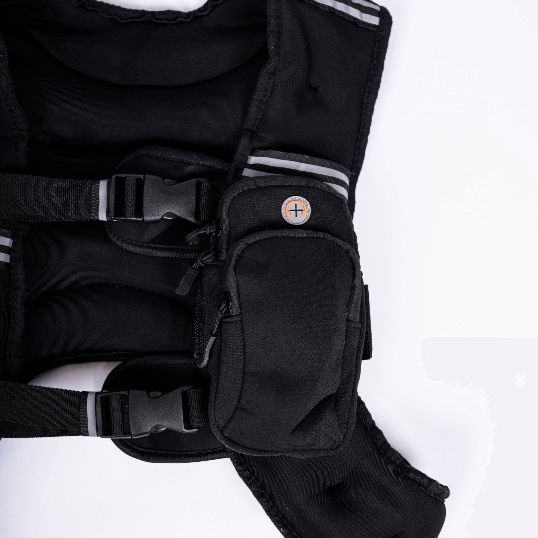 Smart Makro vægtvest 5 kg – sort træningsvest med justerbare stropper og praktisk lomme. Ideel til gåture, hjemmetræning, HIIT, løb og styrketræning. Komfortabel vægtvest med bløde skulderpaneler og tætsiddende pasform. Øger kalorieforbrænding og intensitet i træningen. Lavet i slidstærkt materiale med refleksdetaljer for synlighed. Træningsudstyr til kvinder og mænd, der ønsker effektiv hjemmetræning uden maskiner. Med lynlåslomme til mobil og nøgler. Bruges som styrketræningsvest, gangvest eller vægtvest 