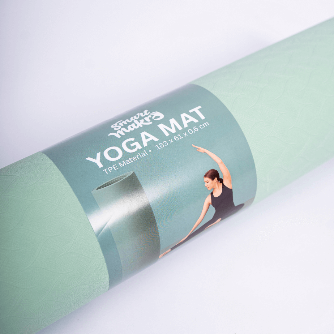 Nærbillede af Smart Makros yogamåtte i støttende og skridsikkert TPE-materiale. Miljøvenlig yogamåtte uden PVC og latex. 0,6 cm tyk måtte med blød struktur og dæmpende effekt. Yogamåtte til ledaflastning ved knæ, hofter og håndled. Komfortabel træningsmåtte til kvinder. Grønt yogaunderlag med blødt mønster og skridsikker overflade – ideel til yoga, pilates, udstrækning og hjemmetræning. Lang og fleksibel måtte til alle højder (183 cm). Yogamåtte med god støddæmpning og stabilitet. Ideel til træning i overga