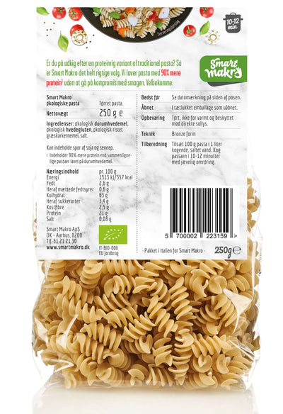 Protein Pasta fra Smart Makro er til dig, der ønsker en holdbar livsstil med plads til alt det, du elsker. Protein Pastaen gør det nemmere for dig at indtage nok protein i løbet af din dag, så du mærker større mæthed og slipper sulten - det er det traditionelle italienske pasta, som du kender, blot med et højt proteinindhold!   21g protein pr. 100g Samme gode smag 90% mere protein Uden tilsætningsstoffer